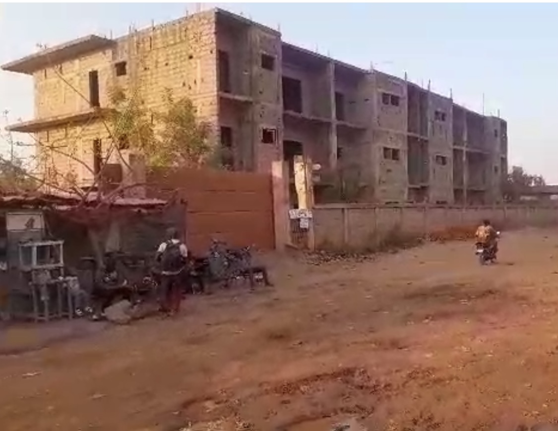 Un immeuble inachevé à vendre 